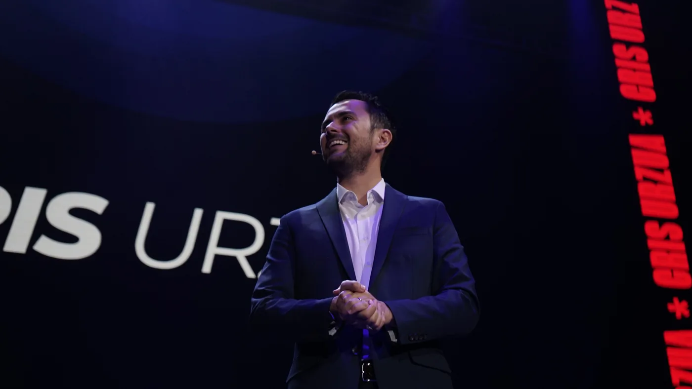 Cris Urzúa presentando en el escenario