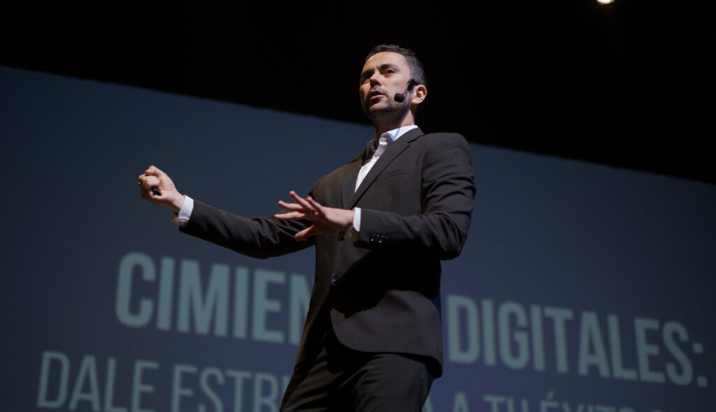 Cris Urzúa explicando cimientos digitales